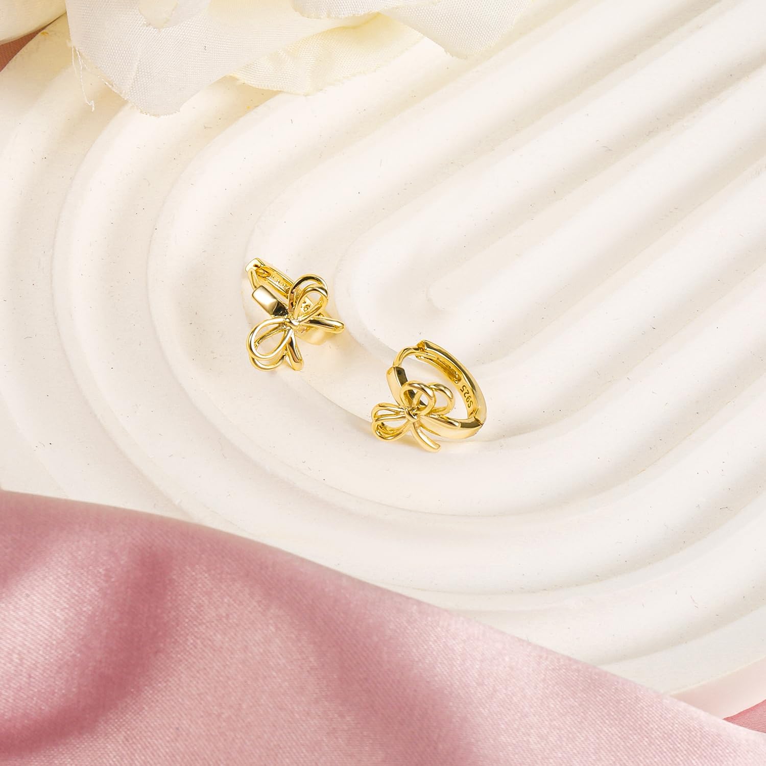 Orecchini a fiocco con pavé di diamanti e rubini a goccia in oro bianco