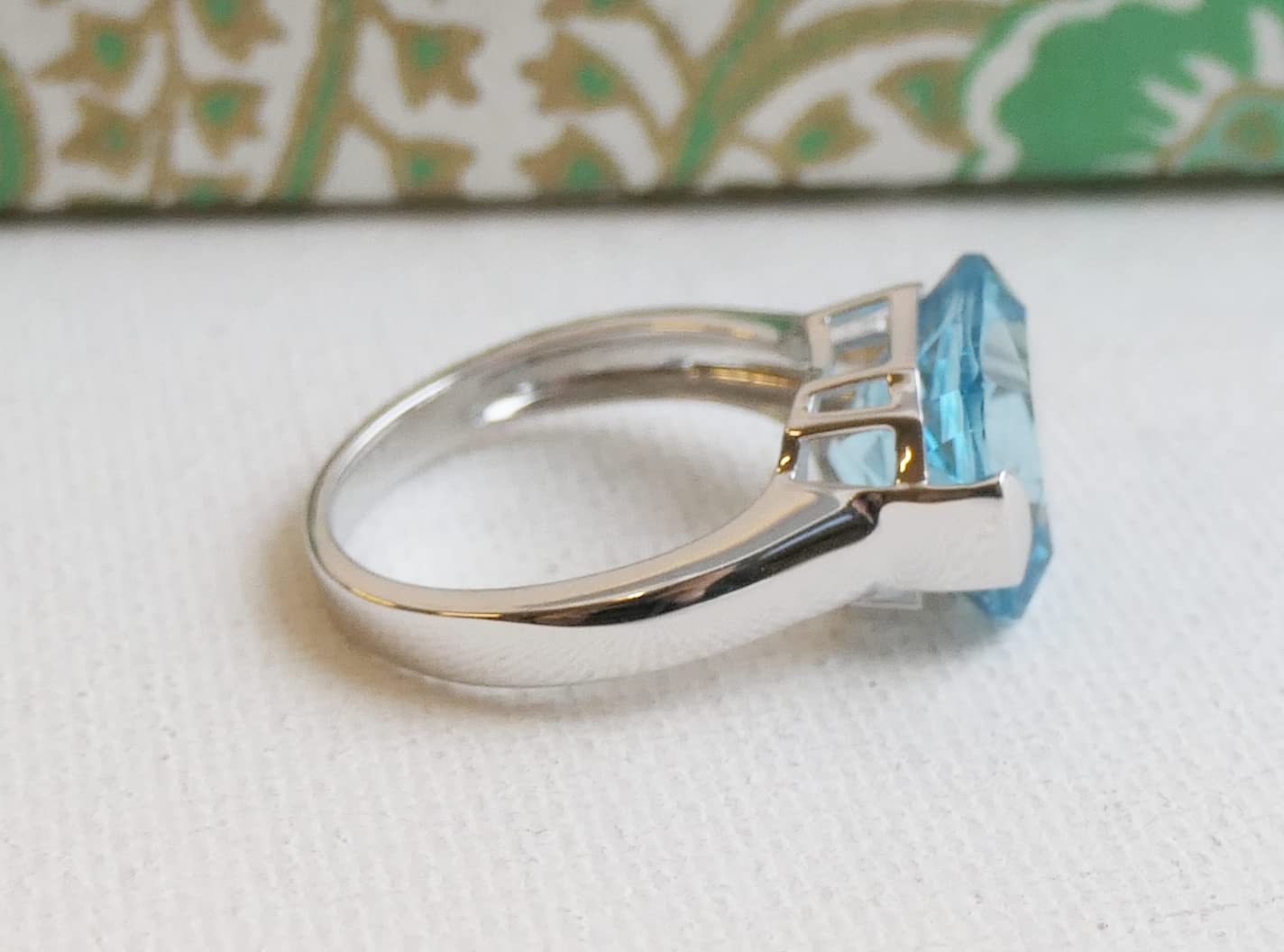 Anillo de cóctel de plata de ley con piedras preciosas de topacio azul de talla cojín de 12 mm