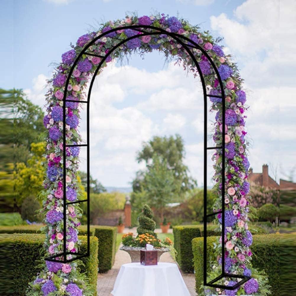 Arche de jardin en métal noir sublimer une allée de rosiers et coin terrasse