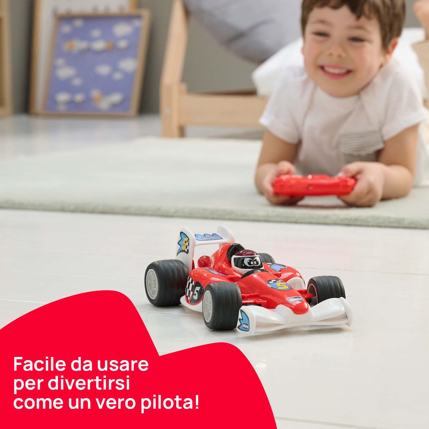 Chicco Tom Race RC, Macchinina Telecomandata, Design Sportivo, Telecomando Ergonomico e Intuitivo a Infrarossi, 4 Pulsanti Interattivi Direzionali, Suoni Reali Auto da Corsa, Giochi Bambini 2-6 Anni