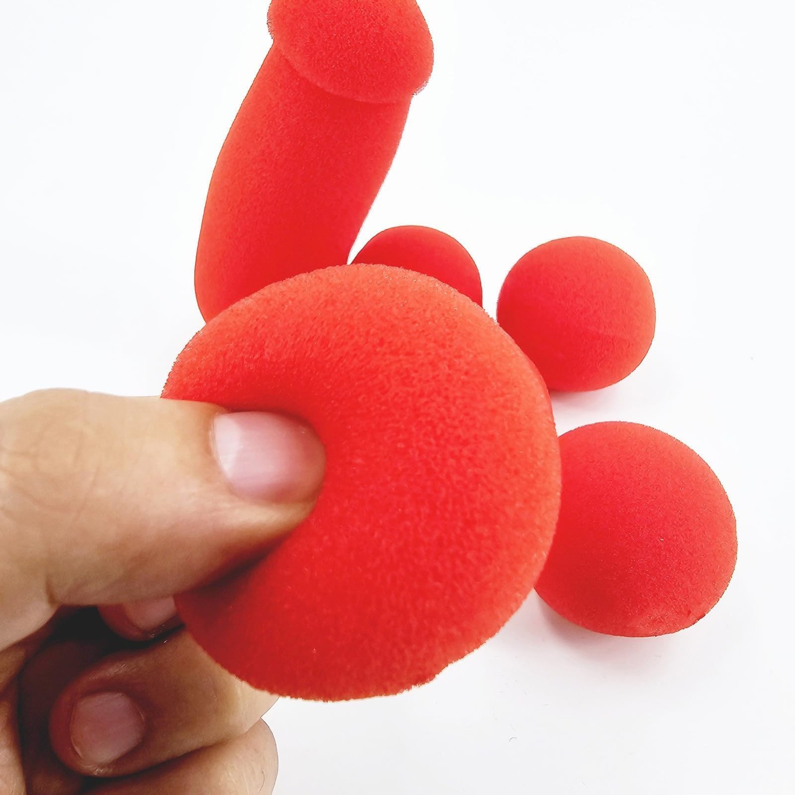 Spugna a forma di banana con 4 palline di spugna rosse, divertenti accessori magici da palcoscenico, gadget scherzosi che stimolano l'immaginazione, per commedia, strada e principianti. ,2pcs