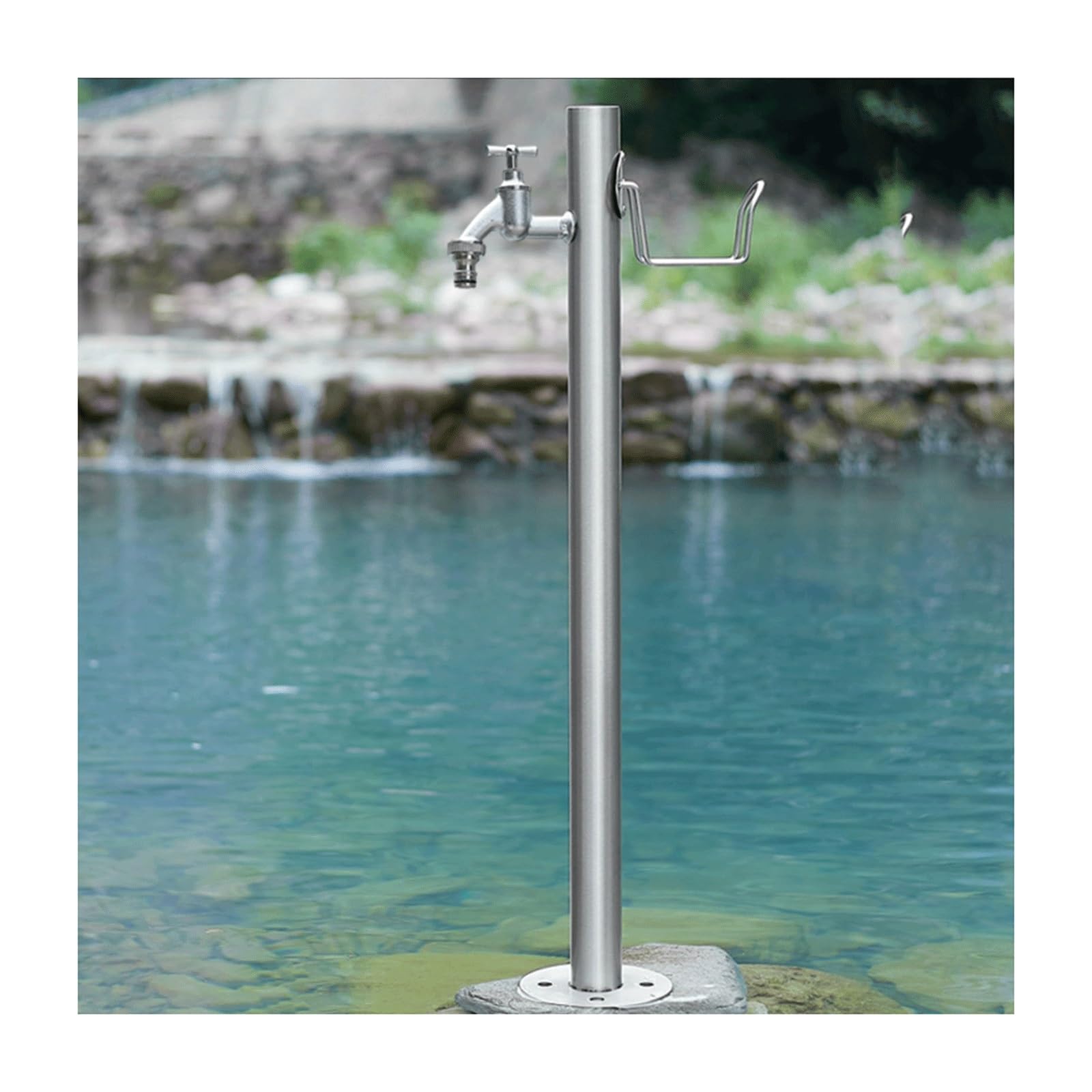 Columna de agua independiente para refrescar el patio y facilitar el riego de plantas
