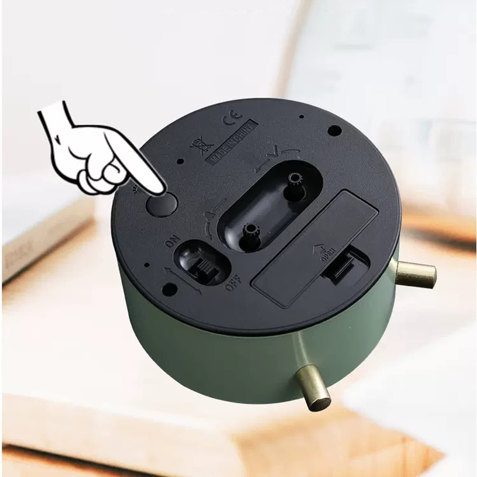 Reloj despertador de 4.5 pulgadas para personas que duermen pesadamente, reloj despertador silencioso sin tictac con retroiluminación que funciona con pilas, reloj despertador fuerte para dormitorio