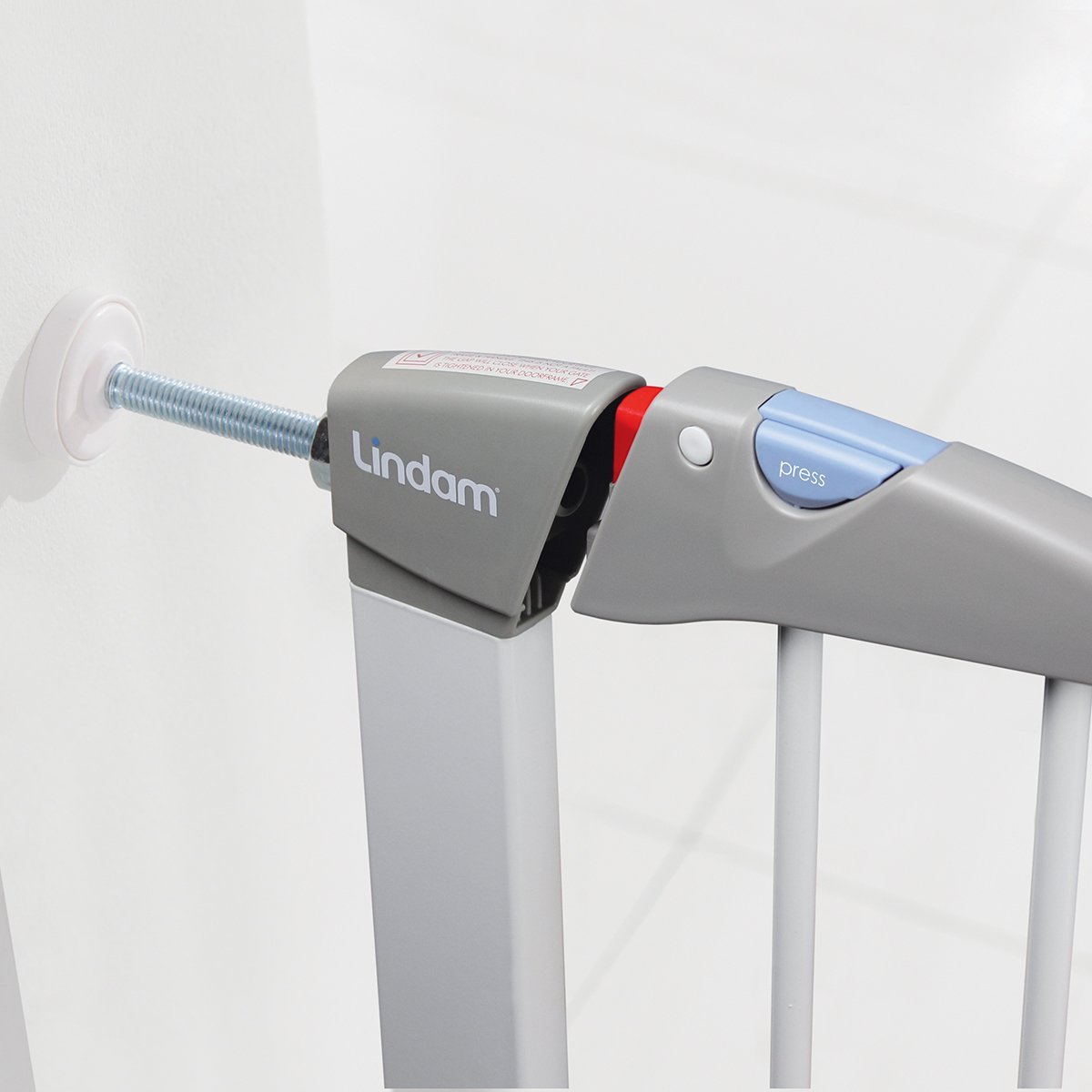 Munchkin Lindam Valla de Seguridad Infantil, Barrera de Escalera para Bebés y Niños Pequeños, Valla de Montaje Fácil sin Tornillos, Valla Metálica, 76-82 cm, Blanco + 7cm Extensión