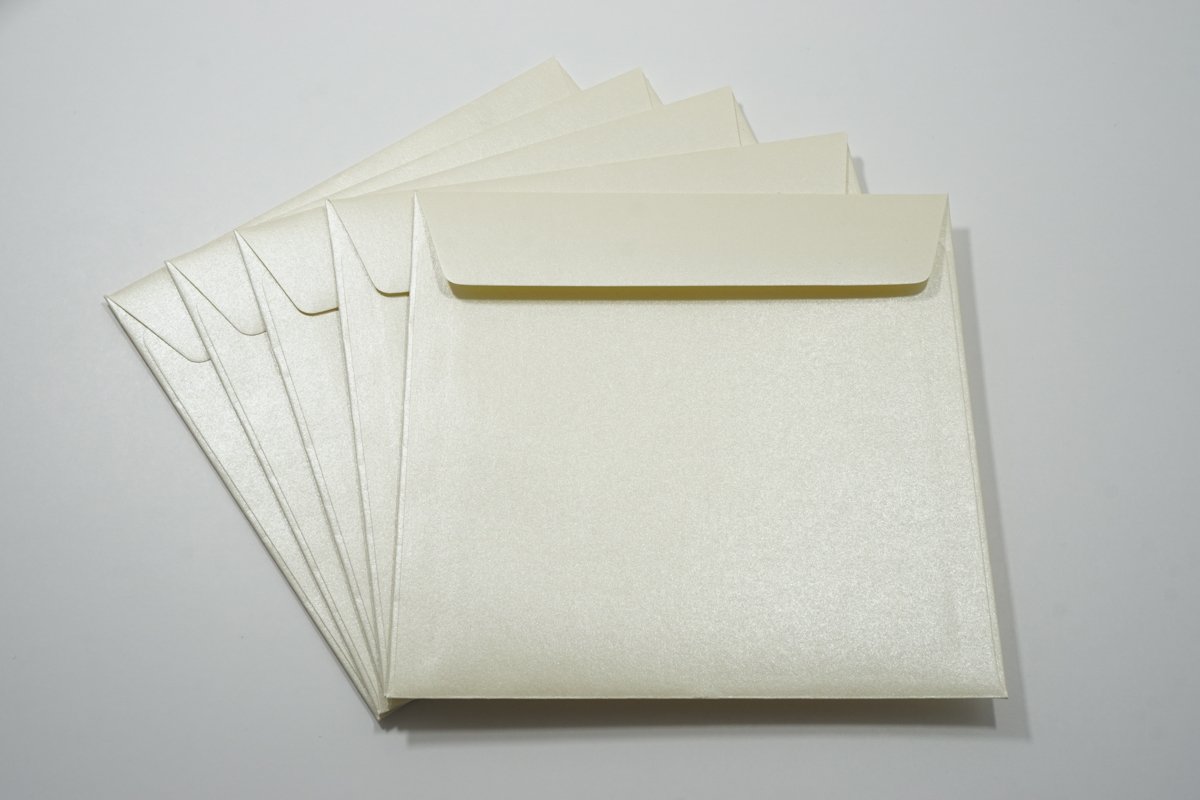 Netuno 100 enveloppes nacrées crème carrées 156x156 mm chic et raffinées