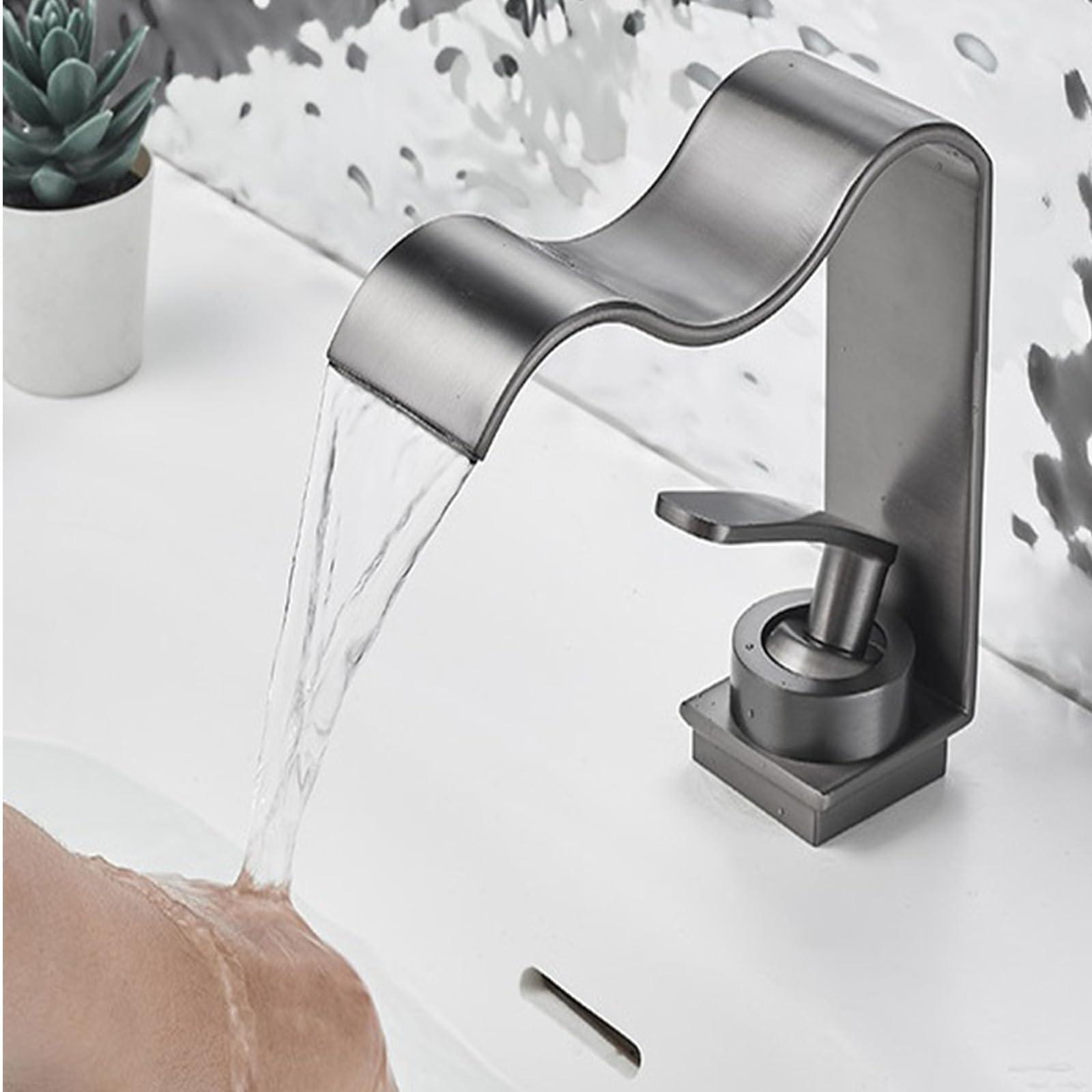 Grifo de agua con mango ergonómico que permite un control preciso de la temperatura y el caudal, mejorando la comodidad del usuario, grifo de acero inoxidable para lavabos