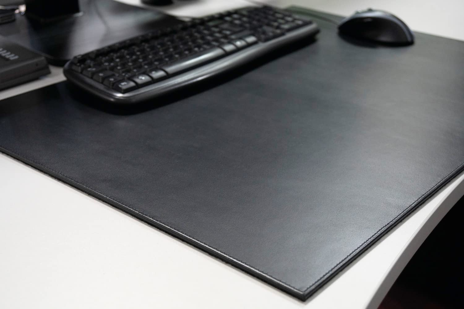 helit H2524095 - Tappetino da scrivania "the flat mat" in pelle nera | 700 x 500 mm, tappetino da scrivania in pelle