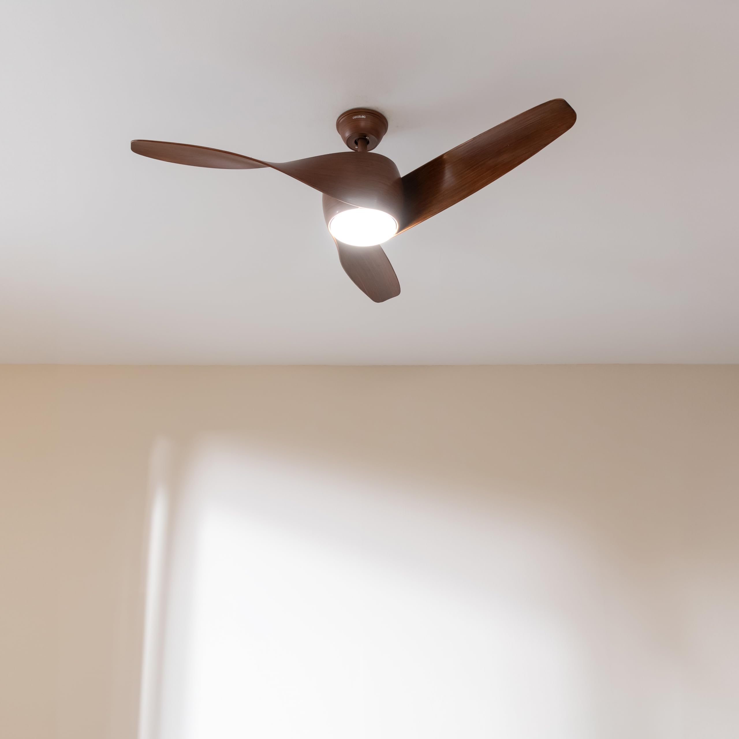 Cecotec Ventilatore da Soffitto con Luce EnergySilence Aero 5290 BlackWood. Motore DC 40W, 3 pale 132cm, Lampada a LED 18W, 3 tonalità, Telecomando, Timer, 6 velocità, Estate/Inverno, Design elegante
