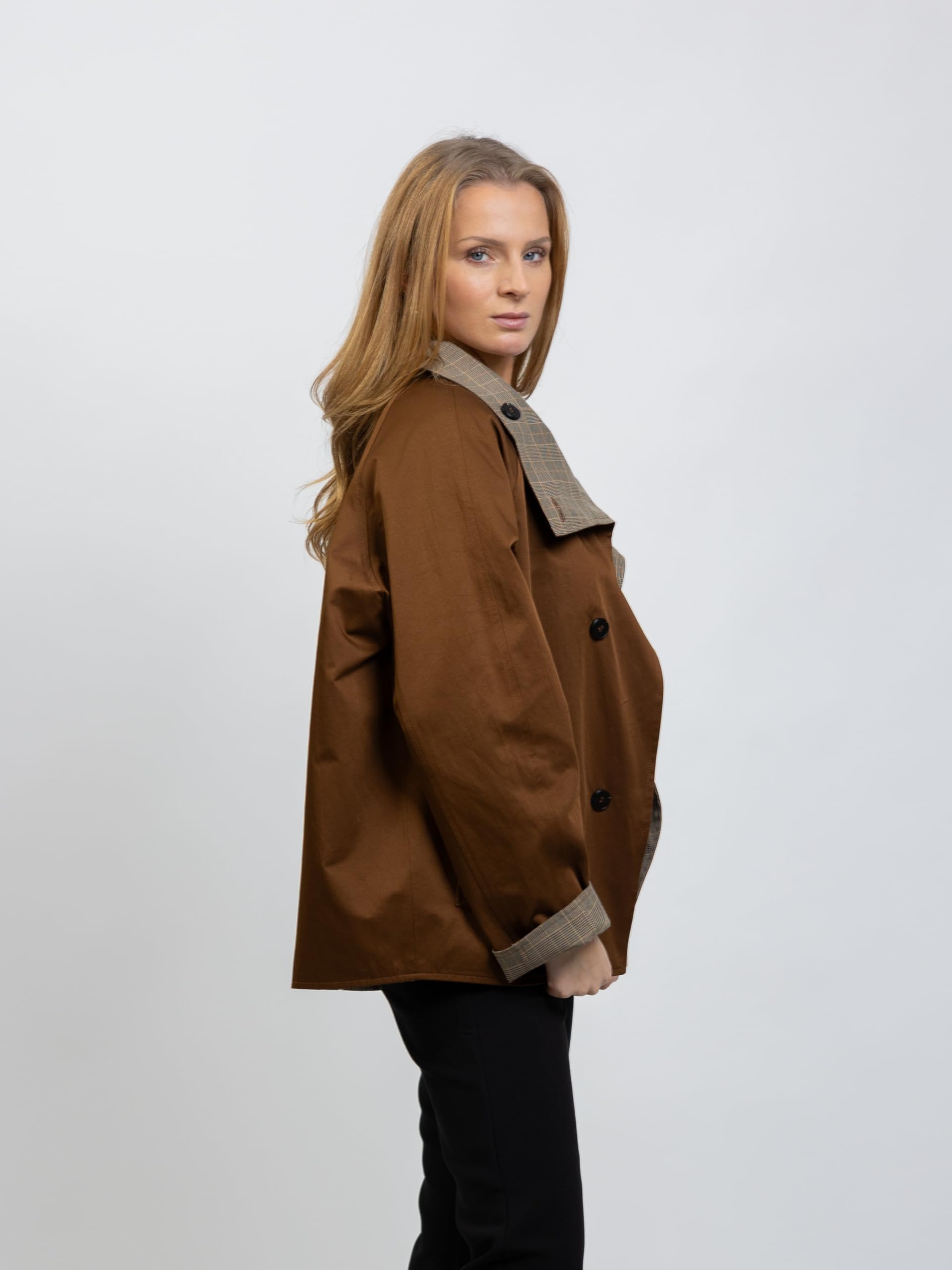 Trench corto reversible para mujer, diseño de cuadros y liso, cuello alto, color marrón