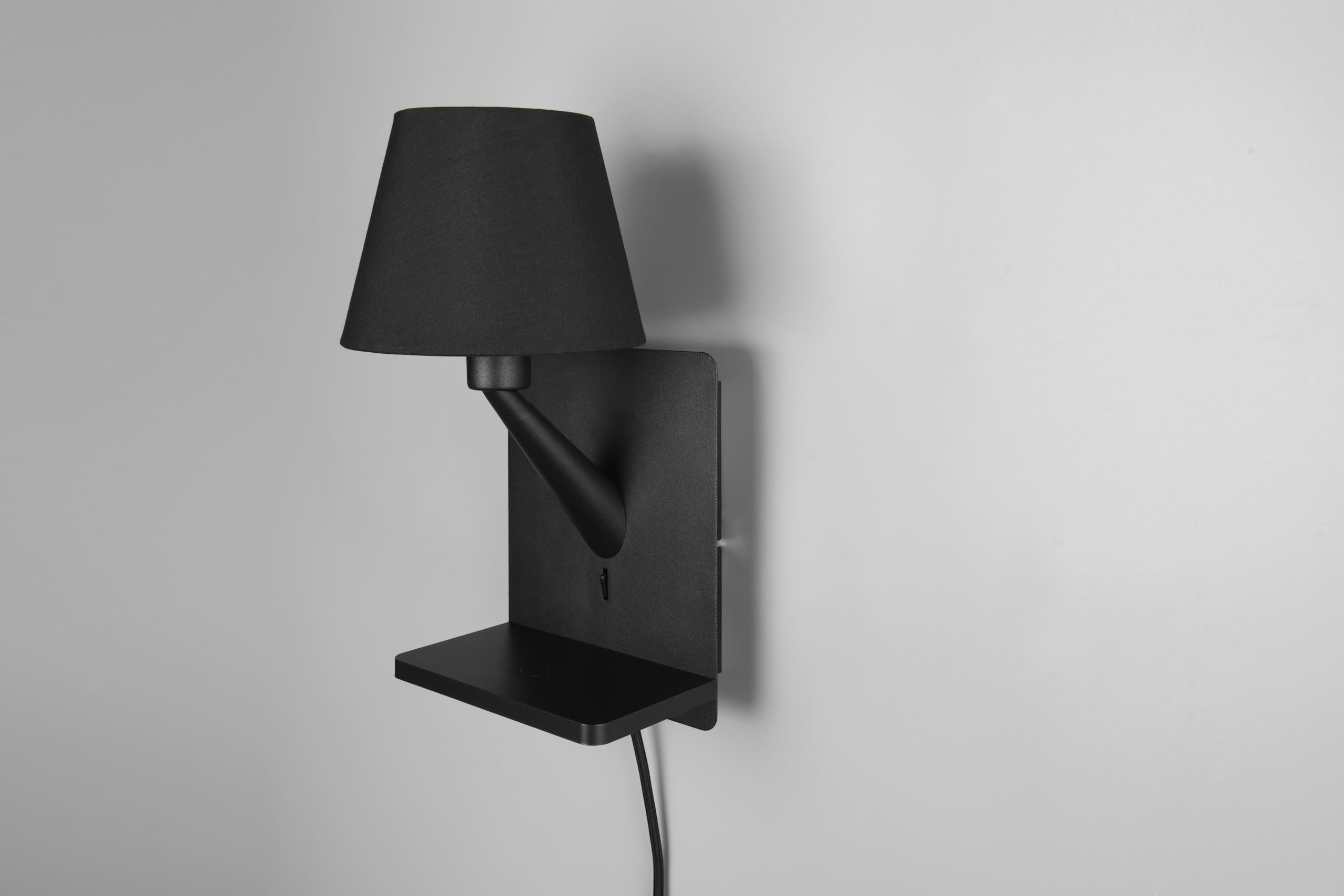 Trio Leuchten Wandleuchte Comfort 262670132, Metall Schwarz matt, Schirm Stoff Schwarz, induktives Ladefeld, USB Ladebuchse |