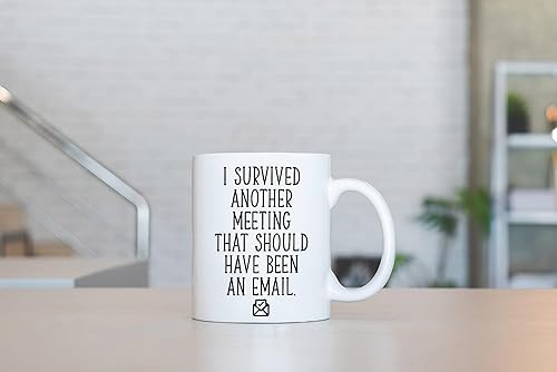 Vista 26 de Taza de café divertida para reuniones, regalos divertidos de oficina para jefe, taza con texto en inglés "I Survived I Survived Another Meeting That