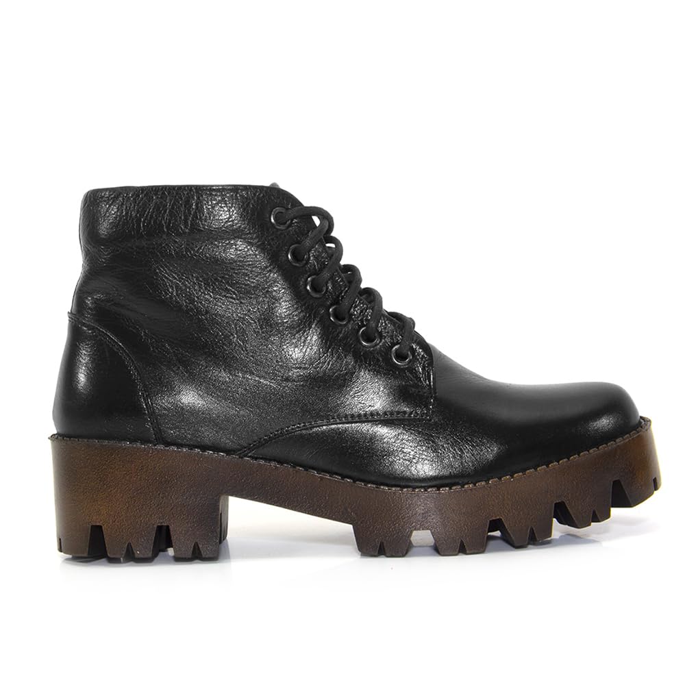 Bota Coturno KRN Shoes de Couro Cano Curto Lisa com Sola Alta Tratorada em promoção! Veja a oferta e mais achadinhos de Botas 6 Hoje é o melhor dia para comprar Bota Coturno KRN Shoes de Couro Cano Curto Lisa com Sola Alta Tratorada com aquele preço maroto! Promoção! Aproveite a oferta! 6