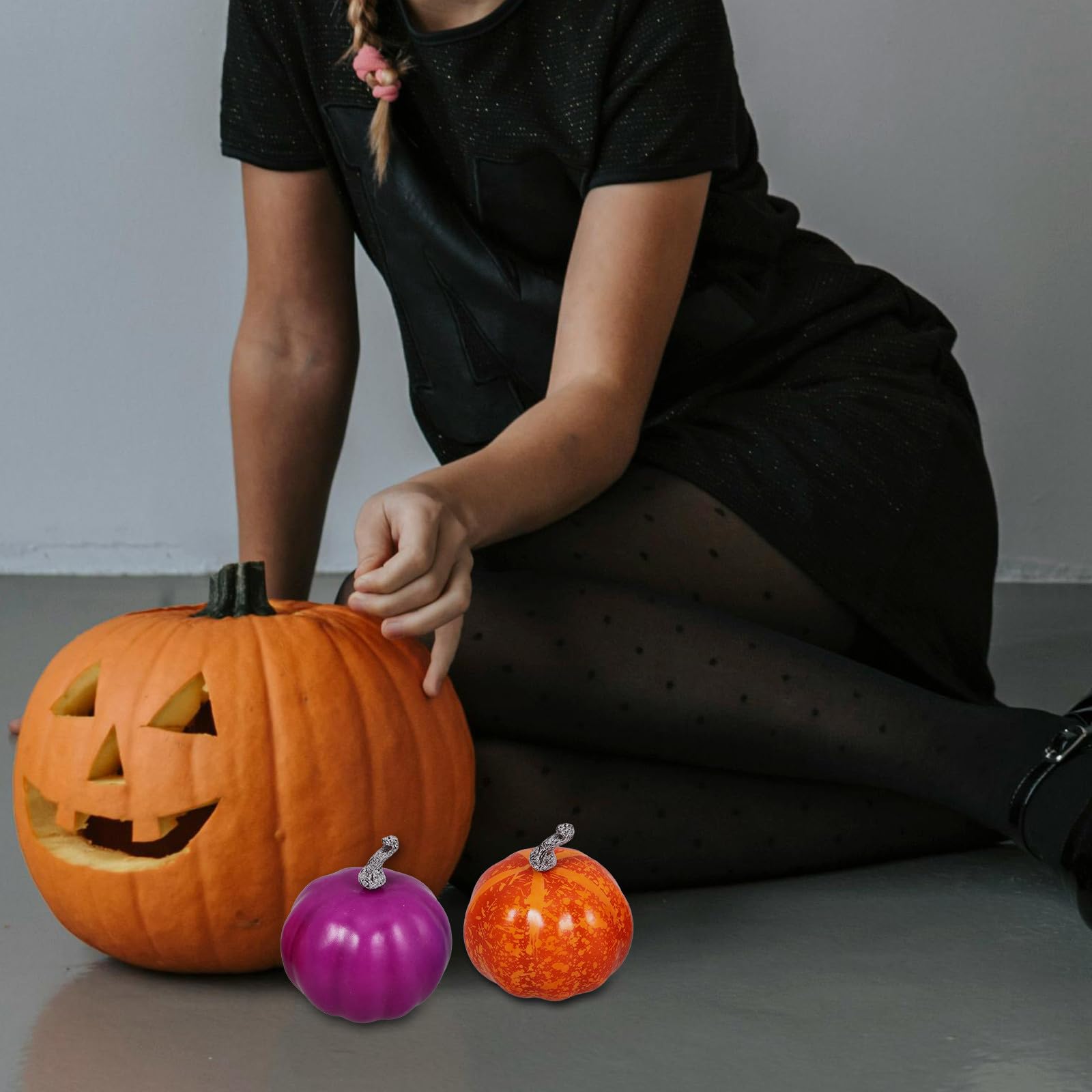 SOLUSTRE 48 Stück Kleiner Kürbisse aus Schaumstoff für Halloween Dekoration Realistische und Wartungsfreie Deko für Drinnen und Draußen im Herbstlichen Stil