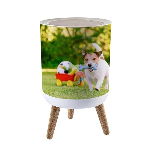 Cubo de basura pequeño con tapa, perro feliz jugando al aire libre con hueso de goma junto al carrito, cubo de basura redondo, tapa de prensa a