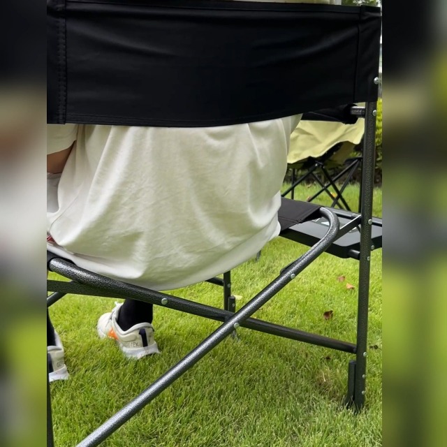 YOUNG WOOD Silla Director de Camping, Plegable Ligera Sobredimensionada con Mesa Lateral y Bolsillos de Almacenamiento para Camping, Césped, Picnic y Pesca, Soporta 400 libras (Negra) miniatura 7