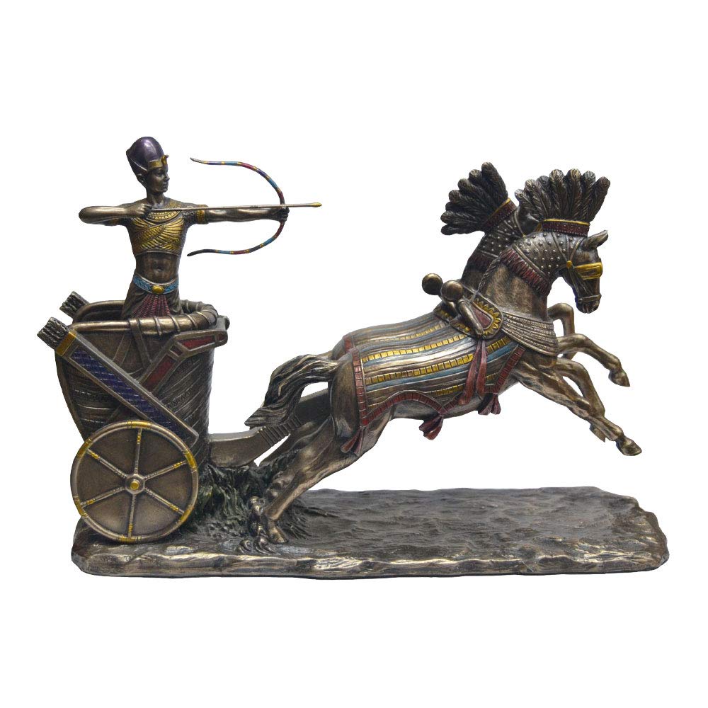 Belle réplique de l'ancienne Égypte. Le pharaon Joven Tut ANK Amón dans son chariot de cheval.