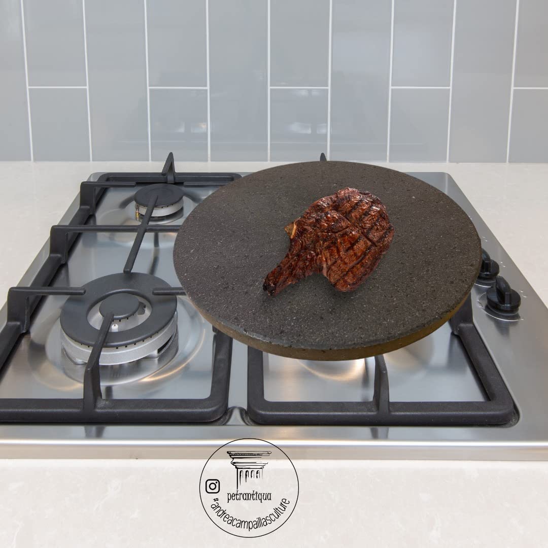 Petrantiqua® Piastra Refrattaria Rotonda Artigianale Barbecue in Pietra Lavica Etna Liscia Ruvida da 2 e 3 cm di Spessore Ottima per Carne Pesce e Verdure (Diametro 35 Cm Ruvida Spessore 2 Cm)