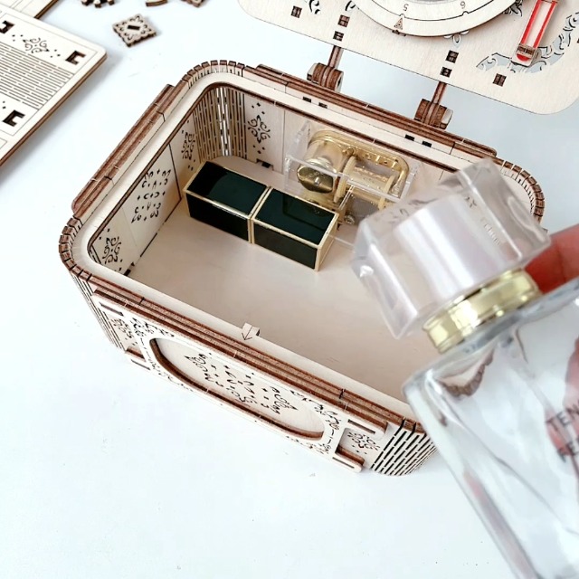 Watch Uguter secret code box on Amazon Live