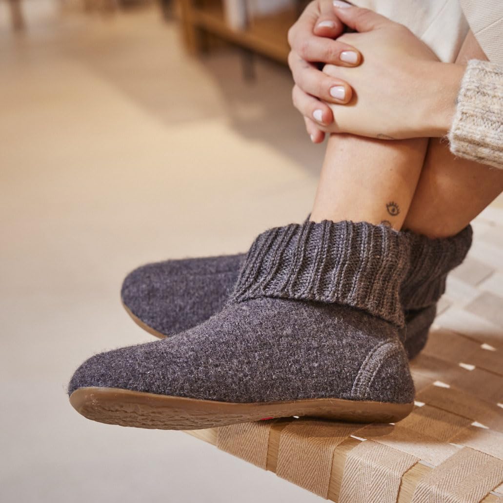 HAFLINGER Everest Karlo Hüttenschuhe mit TPR-Gummisohle und Kragen