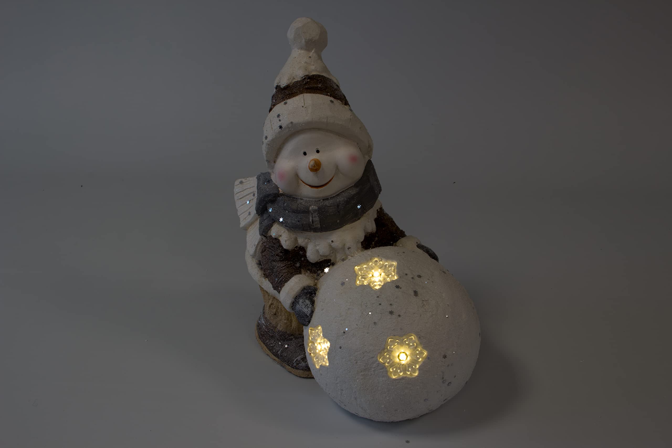NATIV Lemodo Weihnachtsdeko Schneemann mit LED beleuchteter Schneekugel | Weihnachtsschmuck aus Magnesia | Weihnachtsfigur 41 cm hoch | Tolle Geschenkidee zu Weihnachten