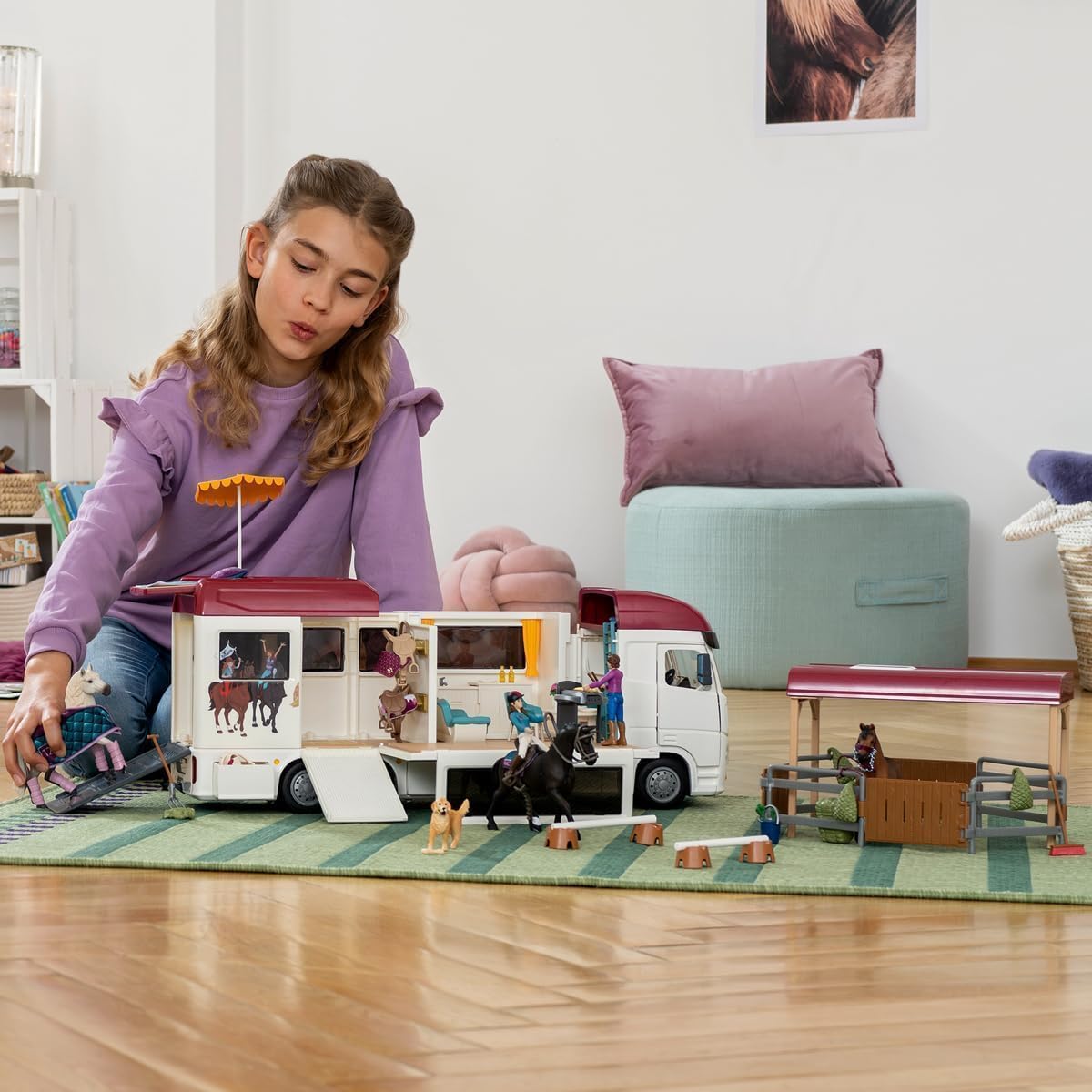 Schleich Horse Club | Pferdetransporter 42619 | ab 5 Jahren | 227 Teile | Pferde Spielzeug mit Wohnmobil, Transporter, Pferdebox, 3 Pferden, 3 Figuren & Pool mit echtem Wasser | Geschenk für Kinder