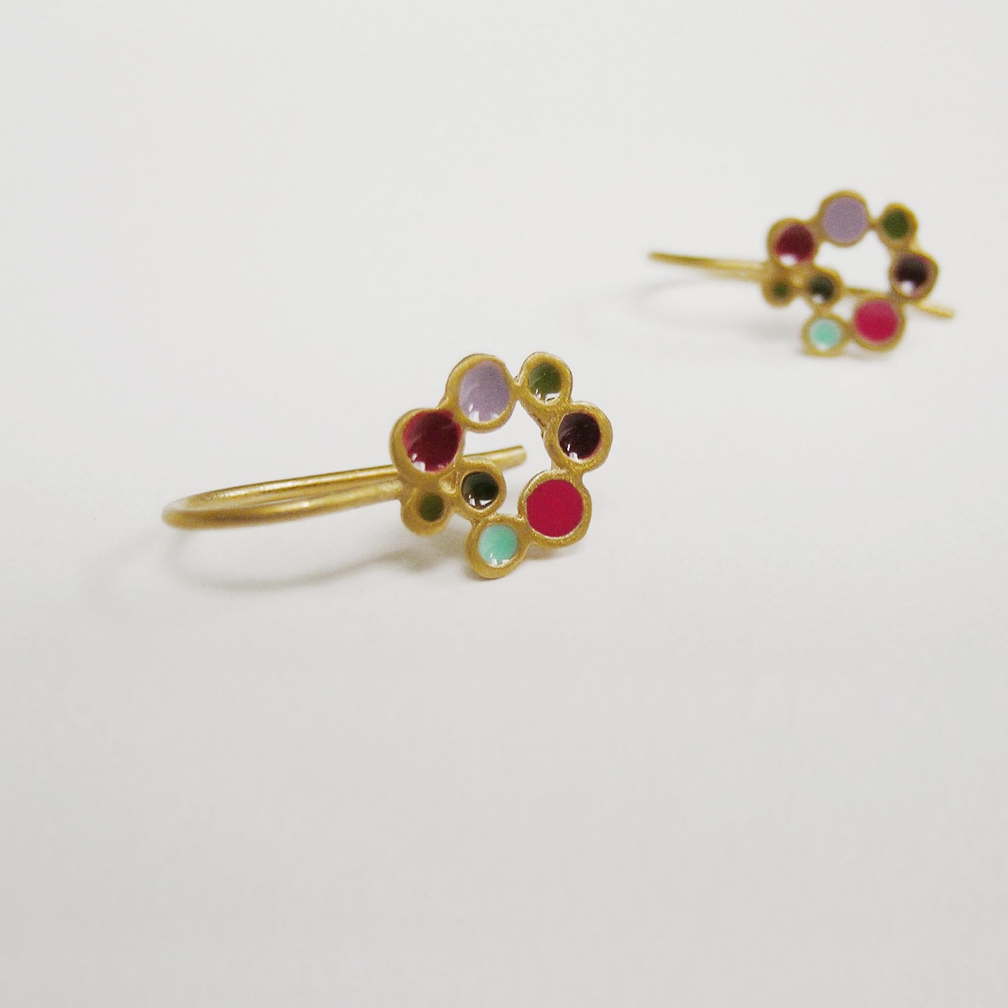 PENDIENTES DORADOS CANDY COLOURS | Diseñado por Joidart | Colección Candy Colours | Metal con baño de oro de 24 K y esmalte frío multicolor | Pendientes de gancho pequeños