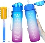 32 oz Bouteille d'eau étanche avec marqueur de temps & Couvercle de paille pour vous assurer de boire assez d'eau tout au long de la journée pour le fitness et les enthousiasmes extérieurs, BPA Gratuit, avec pinceau en paille (violet vert)