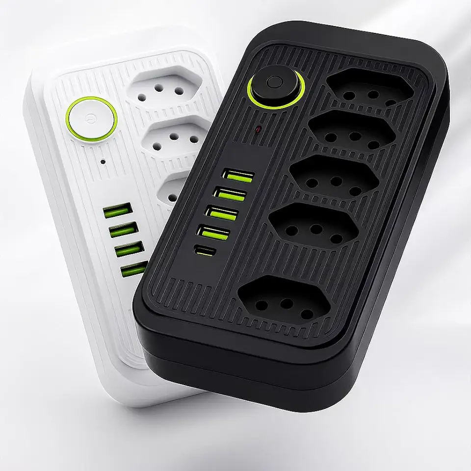 Extensão Tomada Régua Tomada Régua de Energia 5 Tomadas 4 Interfaces USB 1 Porta USB Tipo-C Cabo de Alimentação de 2 Metros Suporte a Tensão de 110-220V Potência de 2500W