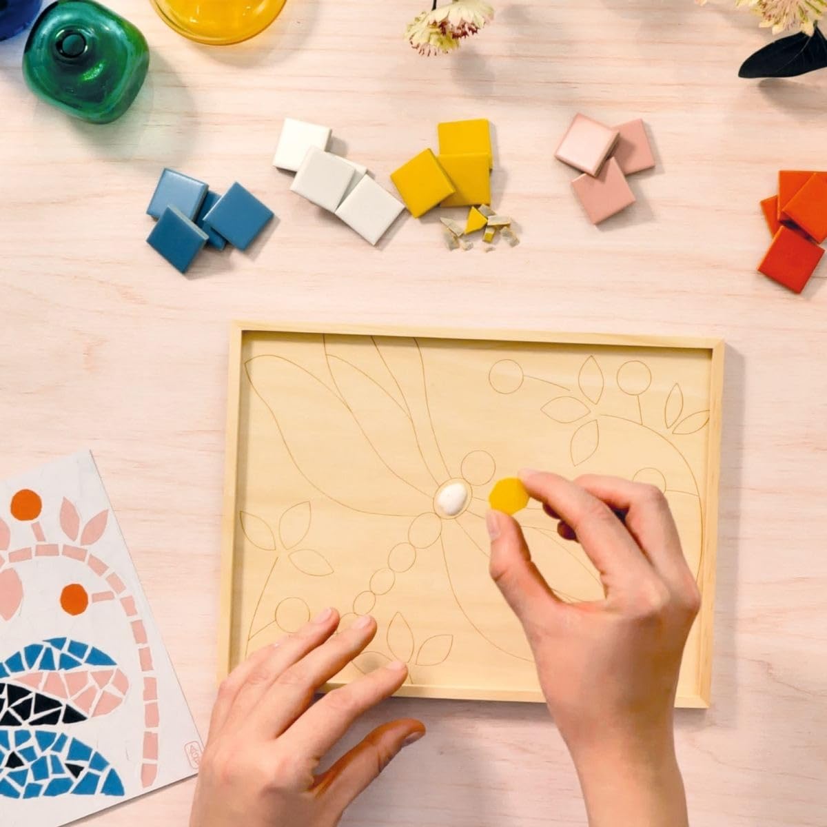 DJECO Atelier 72 Kit mosaico per adulti, kit creativo fai da te con piastrine in ceramica, strumenti e video tutorial, serie AGA, artigianato meditativo