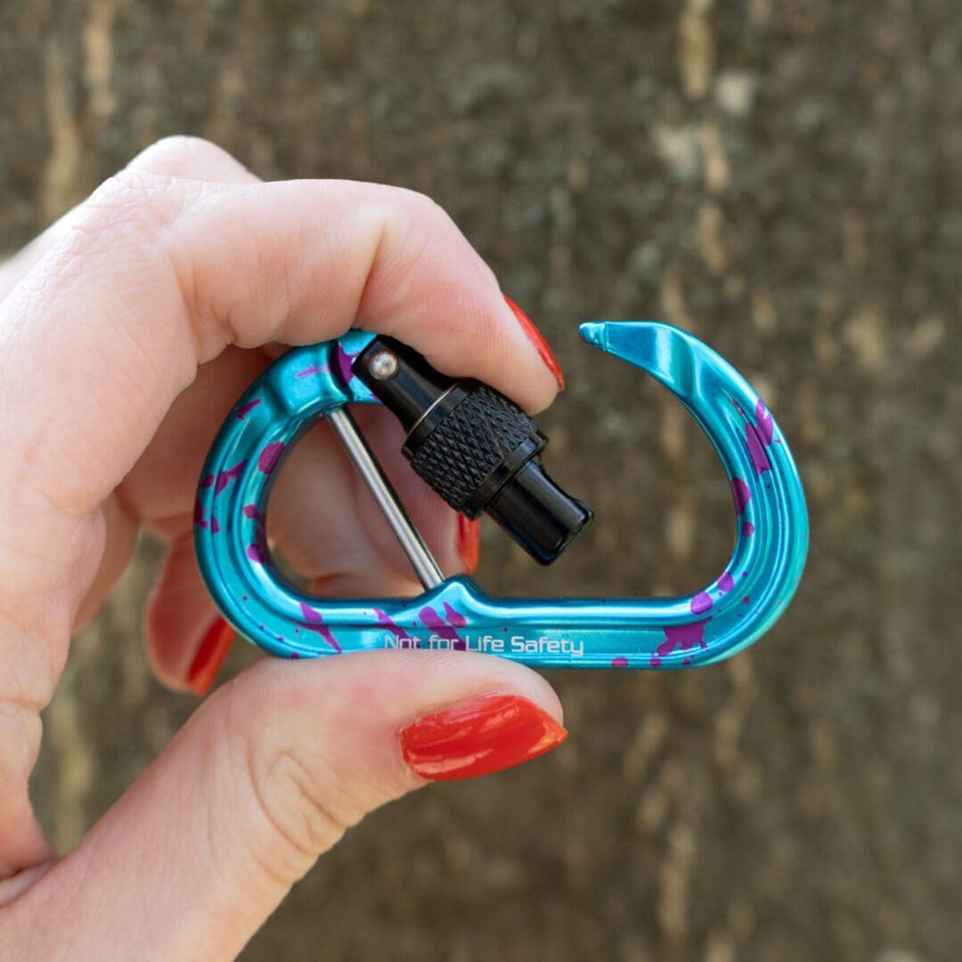 Omega Pacific Micro Raider - Tornillo de aluminio cautivo - Nuestro mosquetón superior se ha reducido para crear el conector de accesorios definitivo