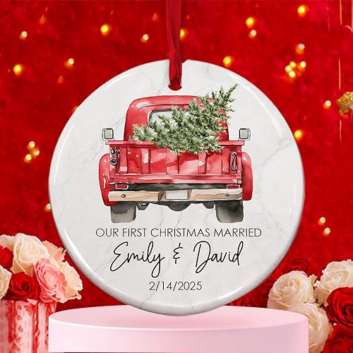 Miniatura 8 de Adorno de cerámica con texto en inglés "Our First Christmas As Mr & Mrs - Camión clásico rojo con adornos de cerámica para árbol de Navidad, regalo