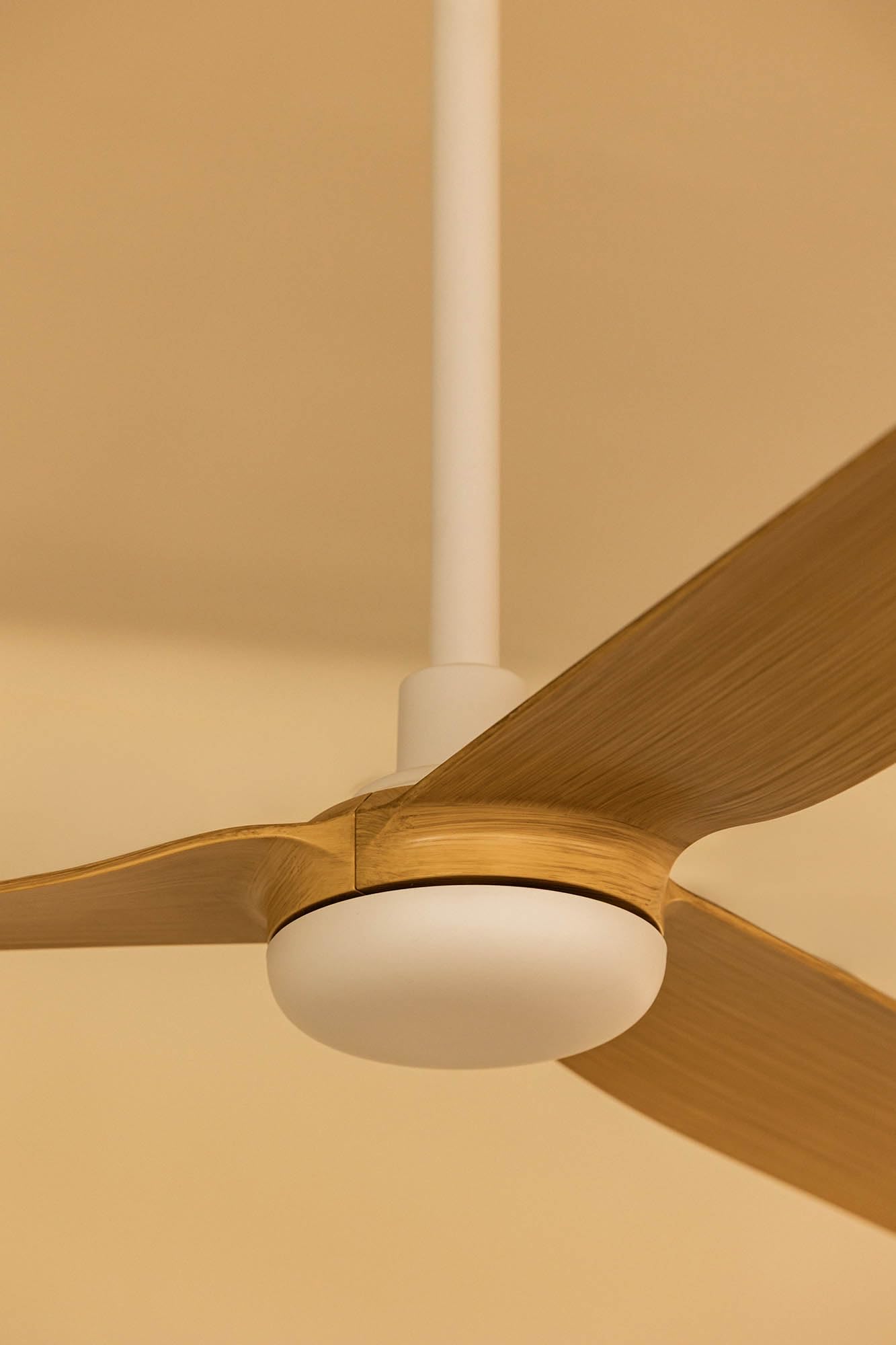 FARO BARCELONA 33816 - PUNT Ventilador de techo blanco/madera clara con motor DC