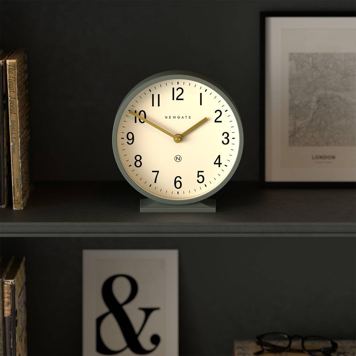 NEWGATE® Q Reloj de repisa | Reloj clásico Moderno de repisa Redonda | Verde de espárragos | Estilo contemporáneo para repisa, Escritorio, Mesa, estantería o mesilla