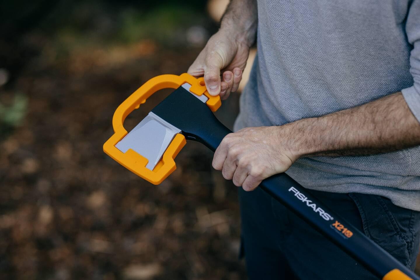 Fiskars Splitting Axe L X21, 1.6 kg, Incl. Storage and Transport Case, Length: 71 cm, Non-Stick Steel Blade Coating, Resistant Fiberglass Handle, Black/Orange, 1015642