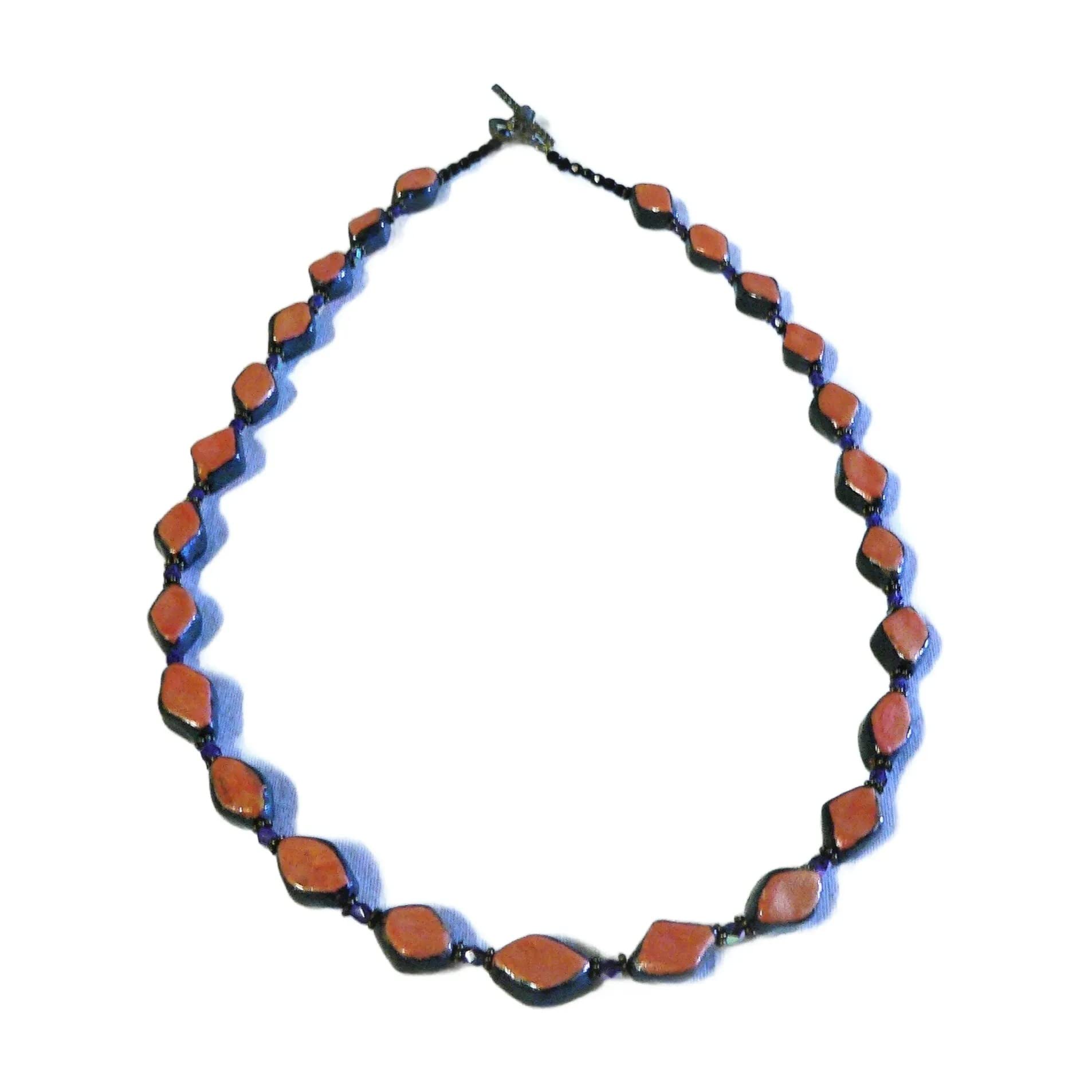Collana di perline in ceramica, forma diamante, bicolore, nero e arancio inglese