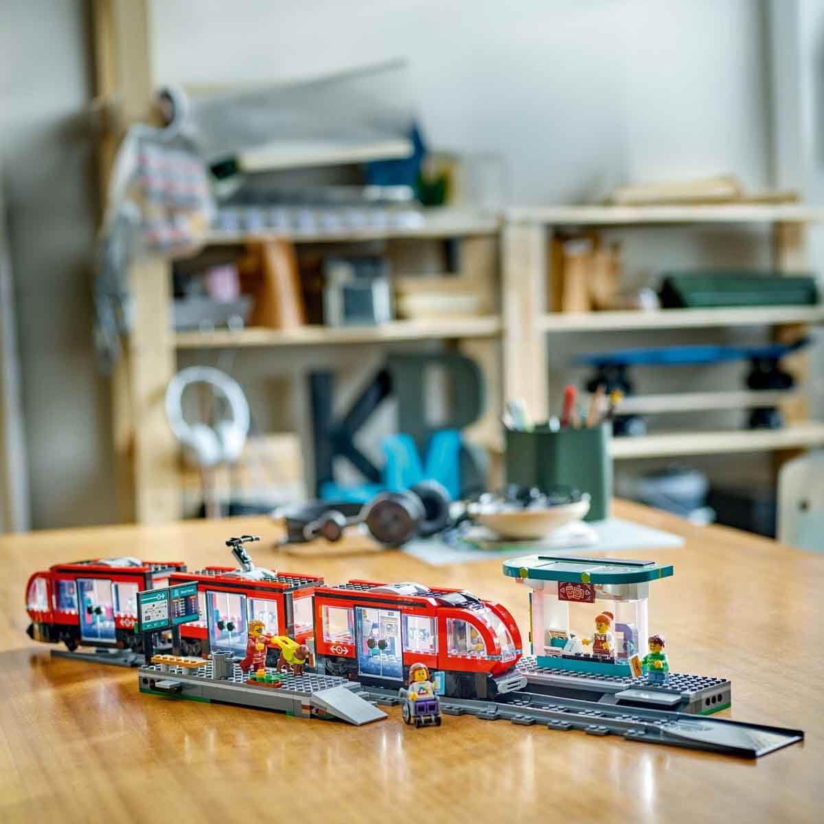 LEGO City Tram e Fermata del Tram, Treno Giocattolo da Costruire con Stazione e Vagoni Ferroviari, Giochi di Ruolo per Bambini e Bambine da 7 Anni in su con Minifigure, Idea Regalo di Compleanno 60423