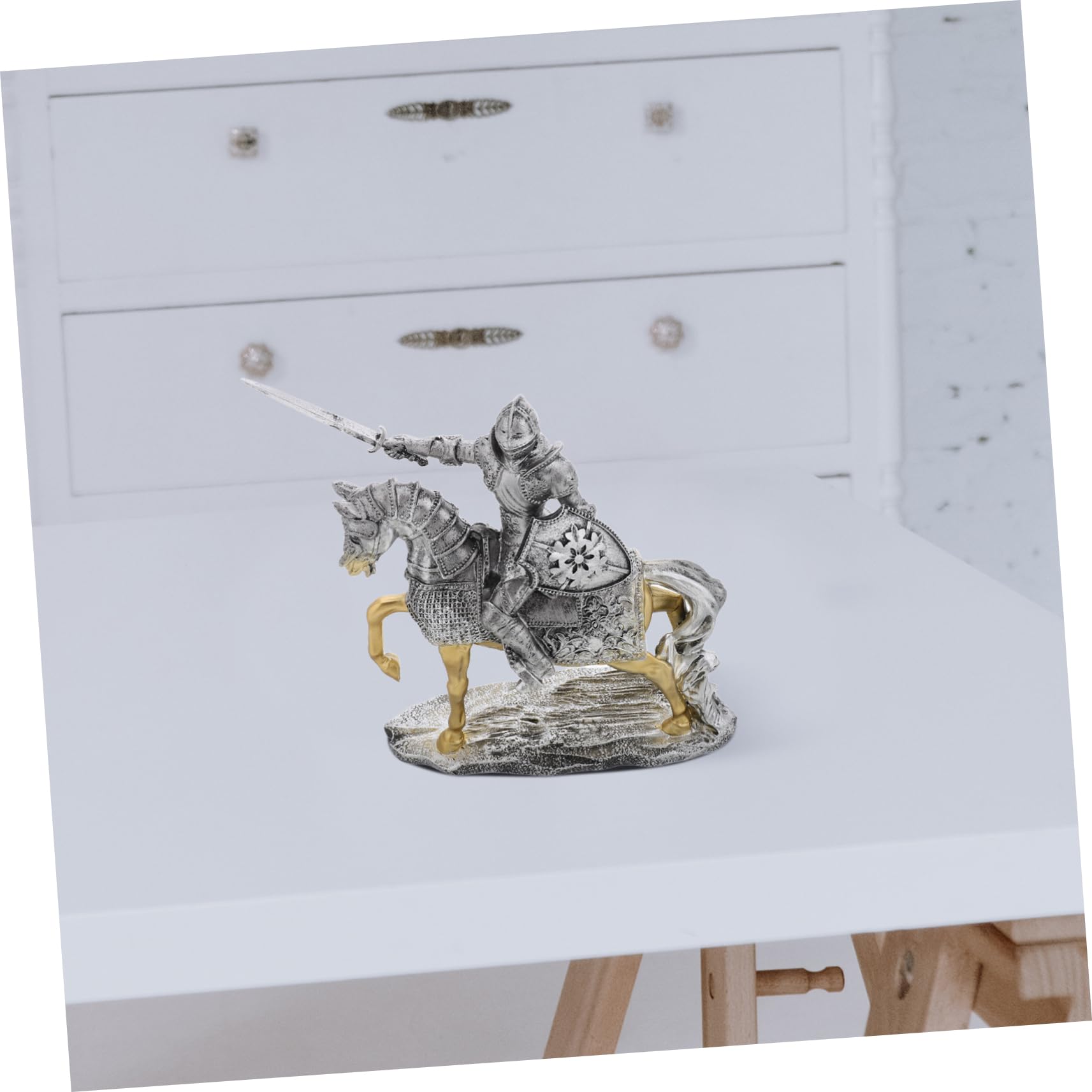 VANZACK Miniatur Ritterstatue Silber aus Kunstharz für Tischdekoration | Vintage Retro Stil, Feine Verarbeitung mit Detailreicher Ausführung, Passend als Büro und Wohnaccessoire