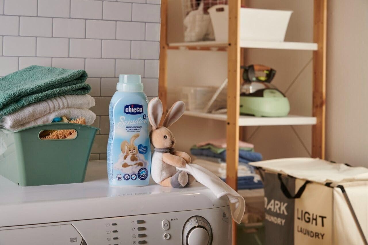 12x Chicco Sensitive Ammorbidente Concentrato Sweet Talcum, ideale per tutti i capi,ipoallergenico, senza coloranti, 30 lavaggi 750ml + Portachiavi Beni Culinari in Omaggio