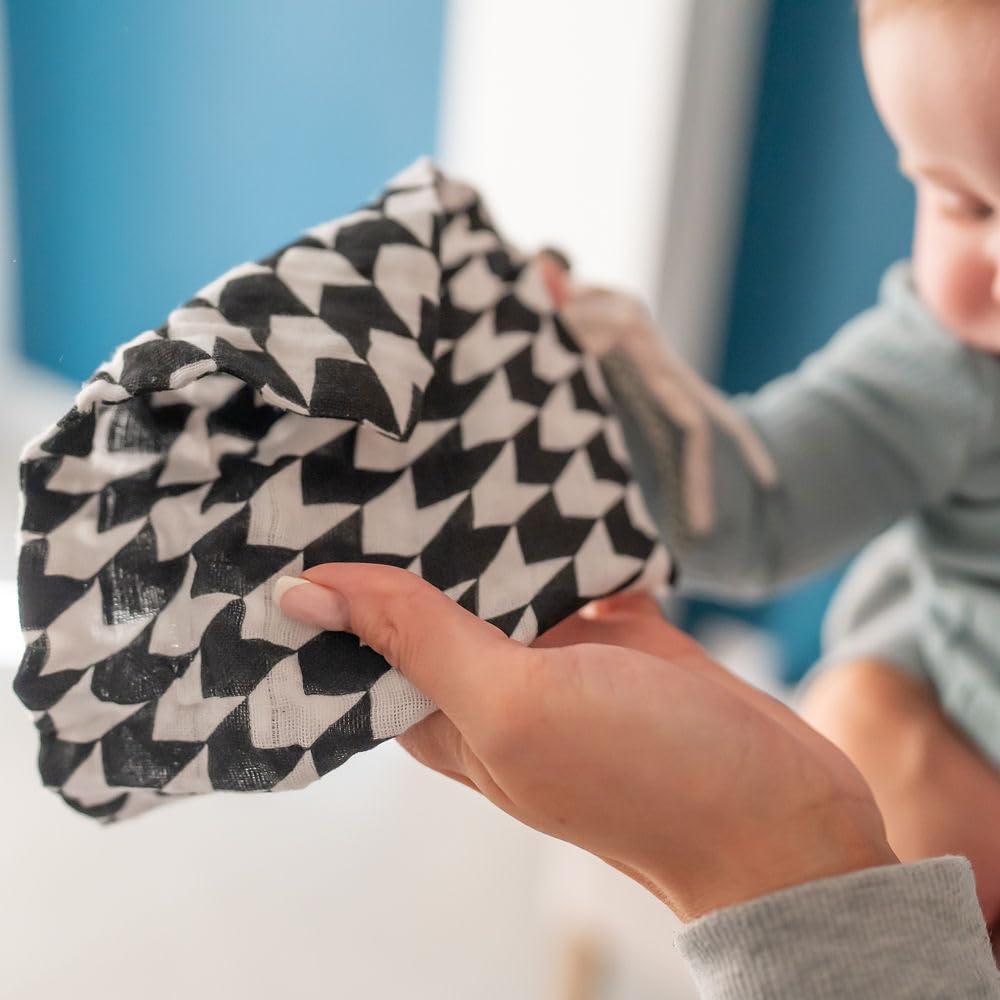 Ziggle Baby Wash Cloths 25x25 cm, 4 Muslin Cotton Reusable Face & Body Towels, Black and White, 25 x 25 Cm - Image 4