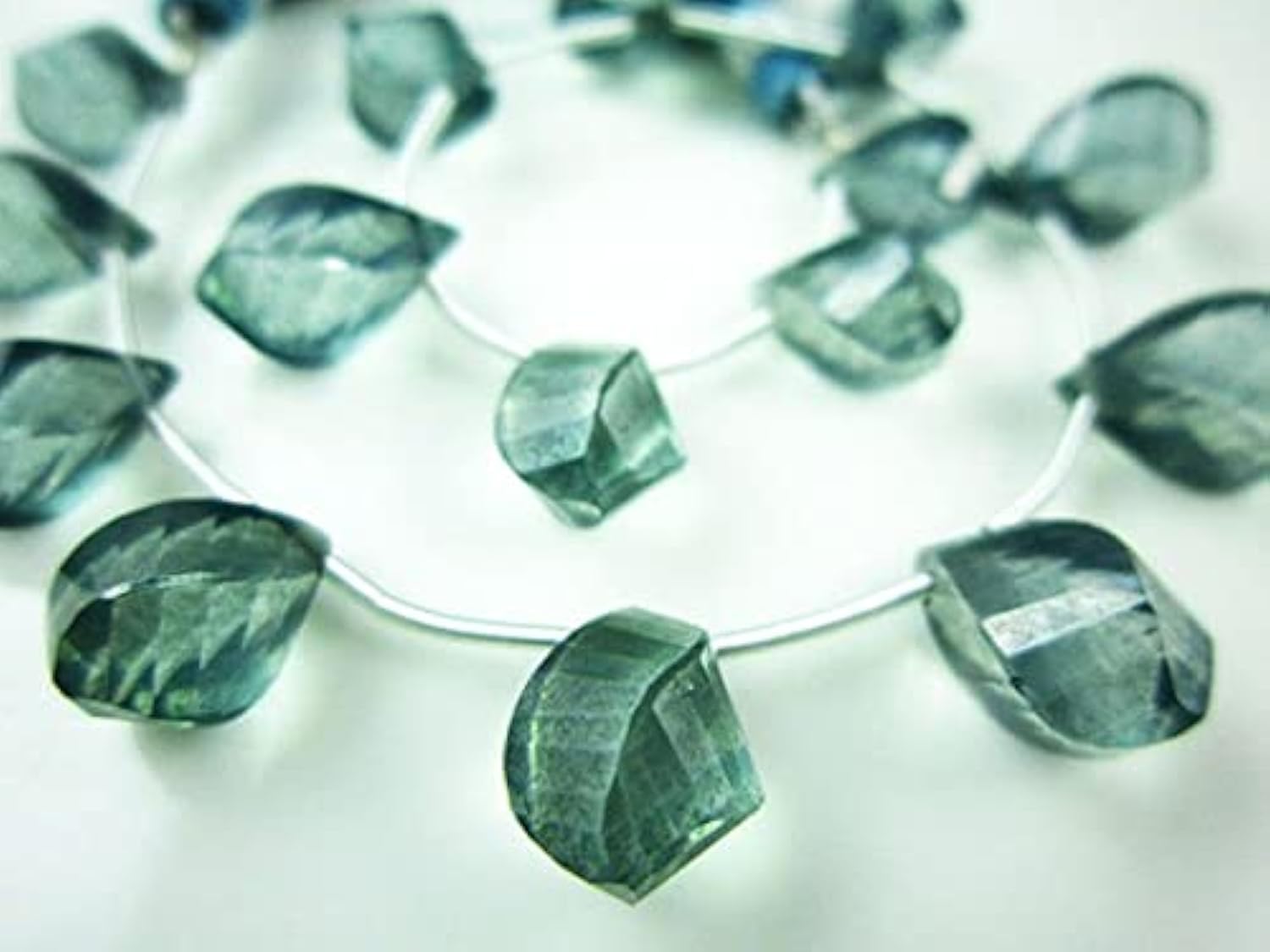 Quartz naturel bleu sarcelle facetté de qualité AAA pour joaillerie haut de gamme