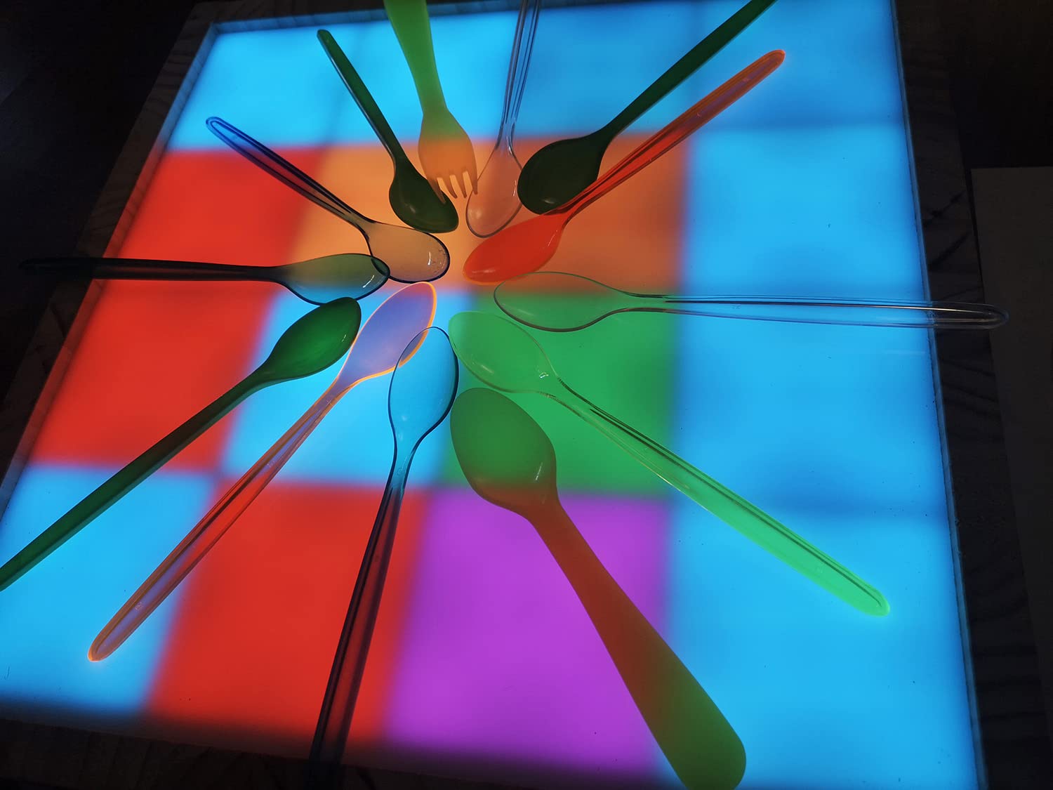 KARIVOO Tavolo interattivo light touch brevettato, metodo Reggio Emilia brevettato per attività Montessori, in collaborazione con esperti di educazione della prima infanzia e pedagogia speciale