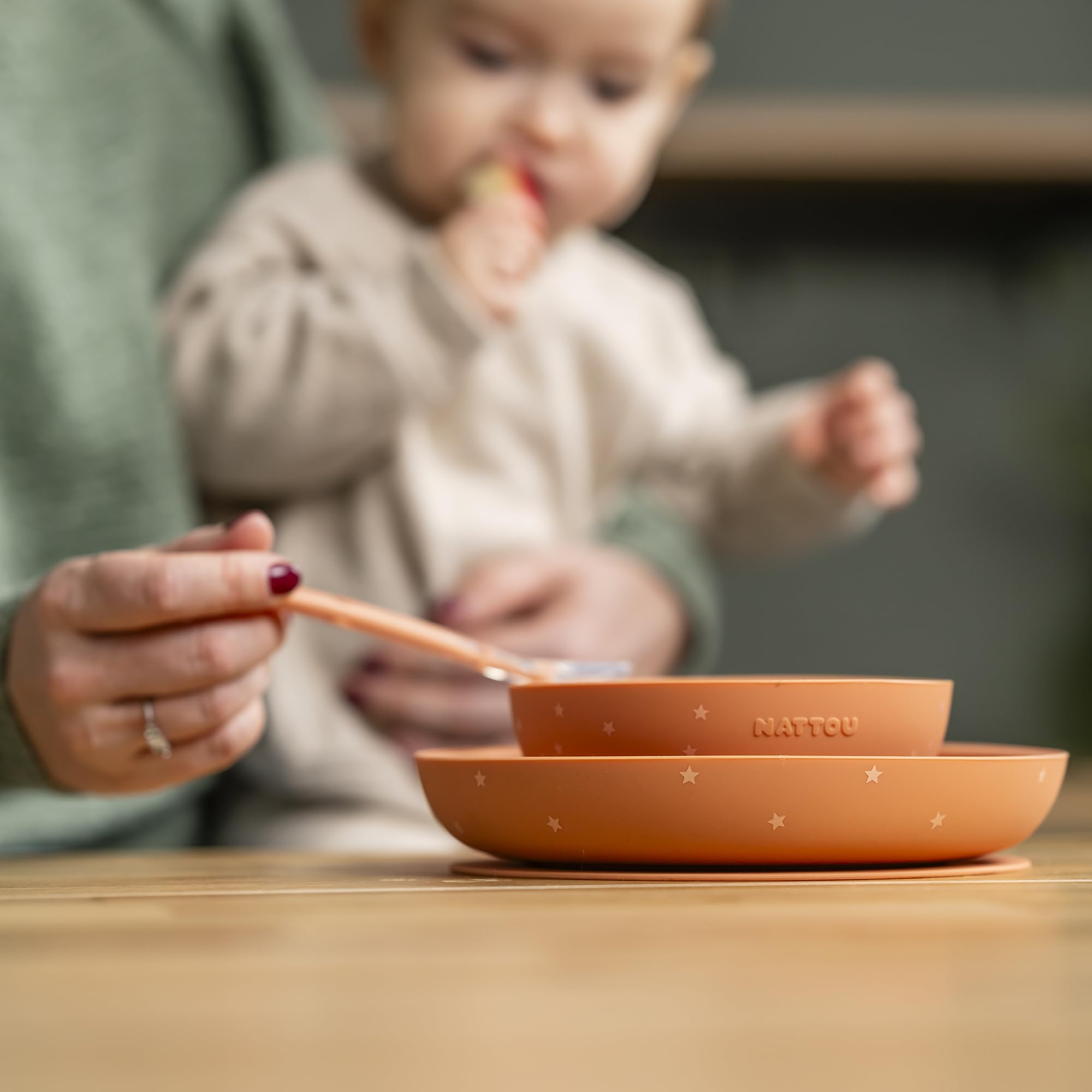 Nattou Vaisselle en Silicone pour Enfants, Set Repas 3 Pièces, 1 Cuillère, 1 Assiette, 1 Bol, Antidérapants, sans BPA, Vegan, Silicone, Motif Terracotta