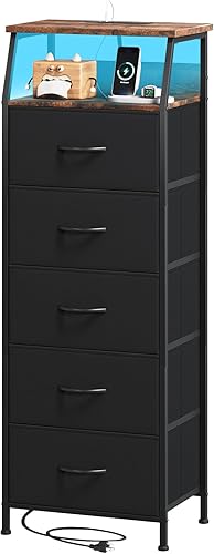 Somdot Mesita de noche negra con estación de carga y luz LED para dormitorio, cómoda alta de 5 cajones con contenedores de tela para mesita de