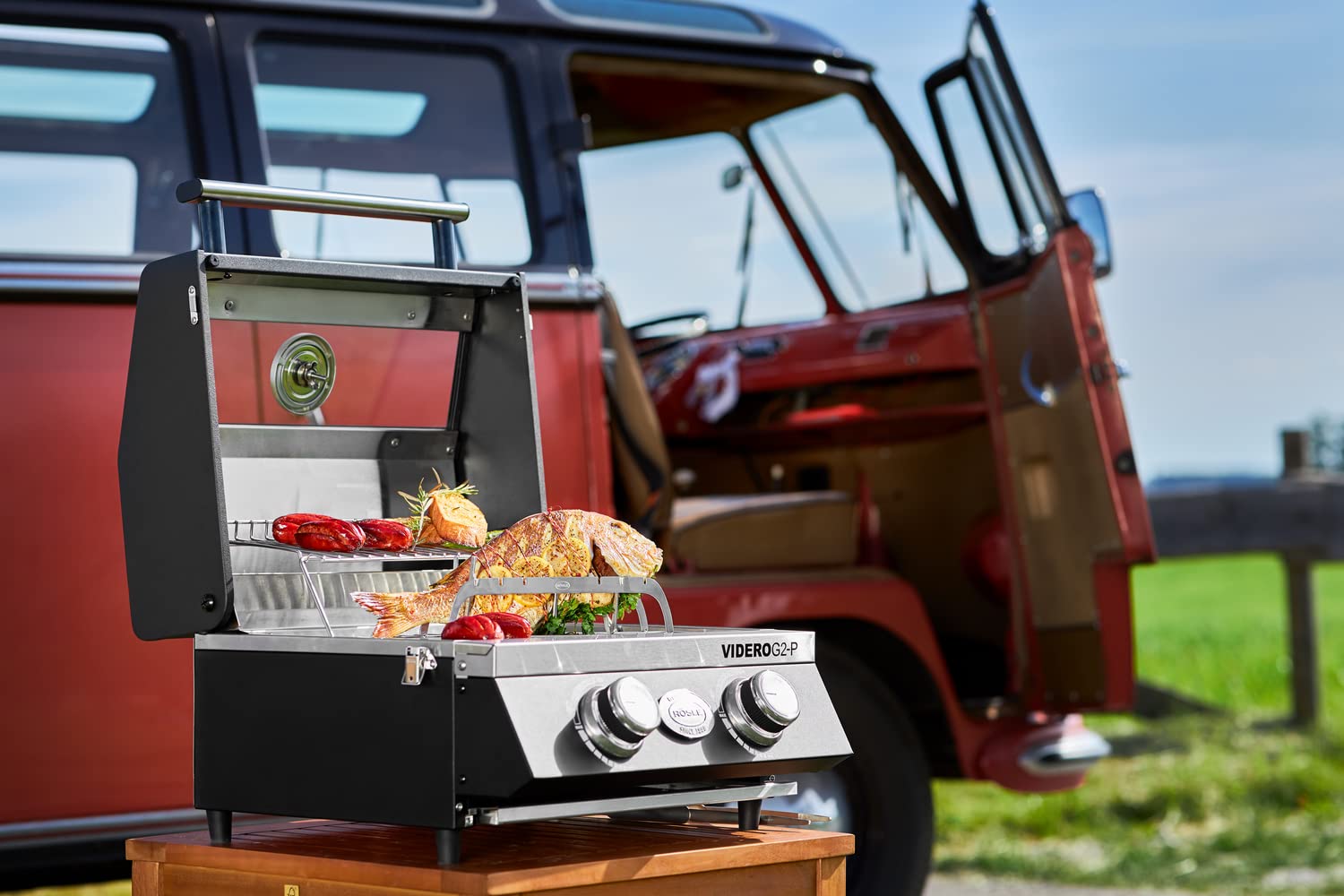 RÖSLE Gasgrill BBQ-Portable VIDERO G2-P, 2 Edelstahlbrenner, Thermometer | Tragbarer Gasgrill mit Warmhalterost, Glaseinsatz im Deckel, pulverbeschichteter Stahl, 50 mbar, schwarz
