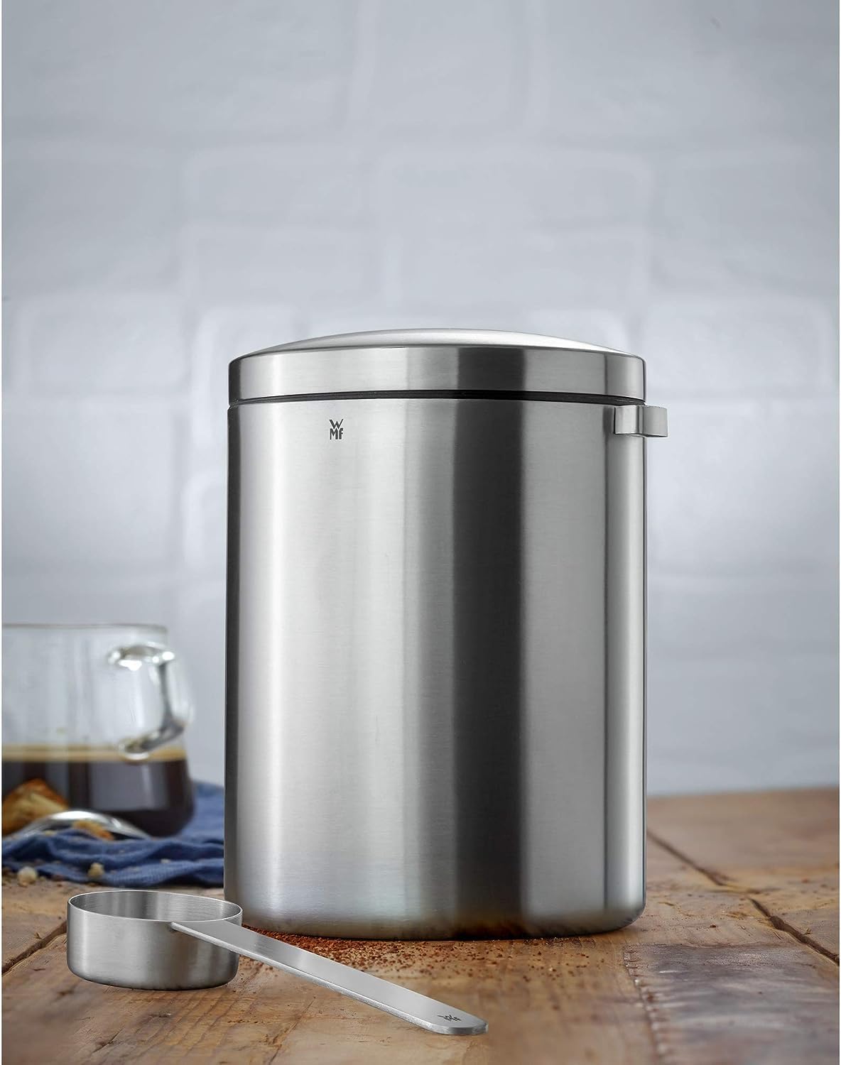 WMF Kult Tee- Kaffeedose Edelstahl für 500g, Edelstahldose mit Maßlöffel, Kaffeebohnen Behälter, Cromargan Edelstahl mattiert, für Kaffeepulver und Kaffeebohnen, spülmaschinengeeignet
