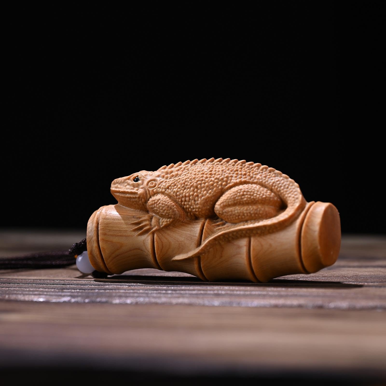 Amazon.co.jp: 彫刻が施された木製の竹トカゲの置物、手の木彫りの装飾