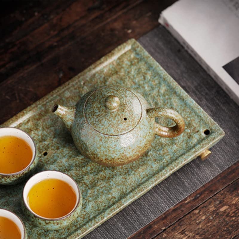 Een Chinees porseleinen dekselpot, met purper decor, vogels en bloesems