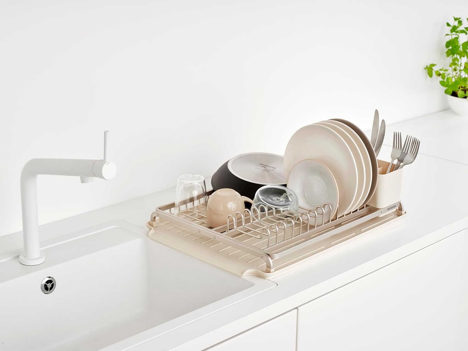 Brabantia Égouttoir Vaisselle SinkSide (Beige Clair), Égouttoir Vaisselle sur évier Polyvalent avec Panier à Couverts Amovible, Organisateur Plan de Travail Cuisine avec egouttoir Couverts intégré