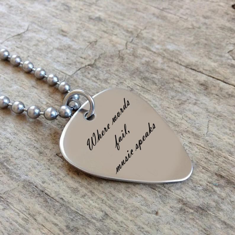 刻印入りギターピックネックレスペンダント。ギタリストや音楽愛好家への音楽ギフトに。カスタムギタープレクトラムステンレススチールネック