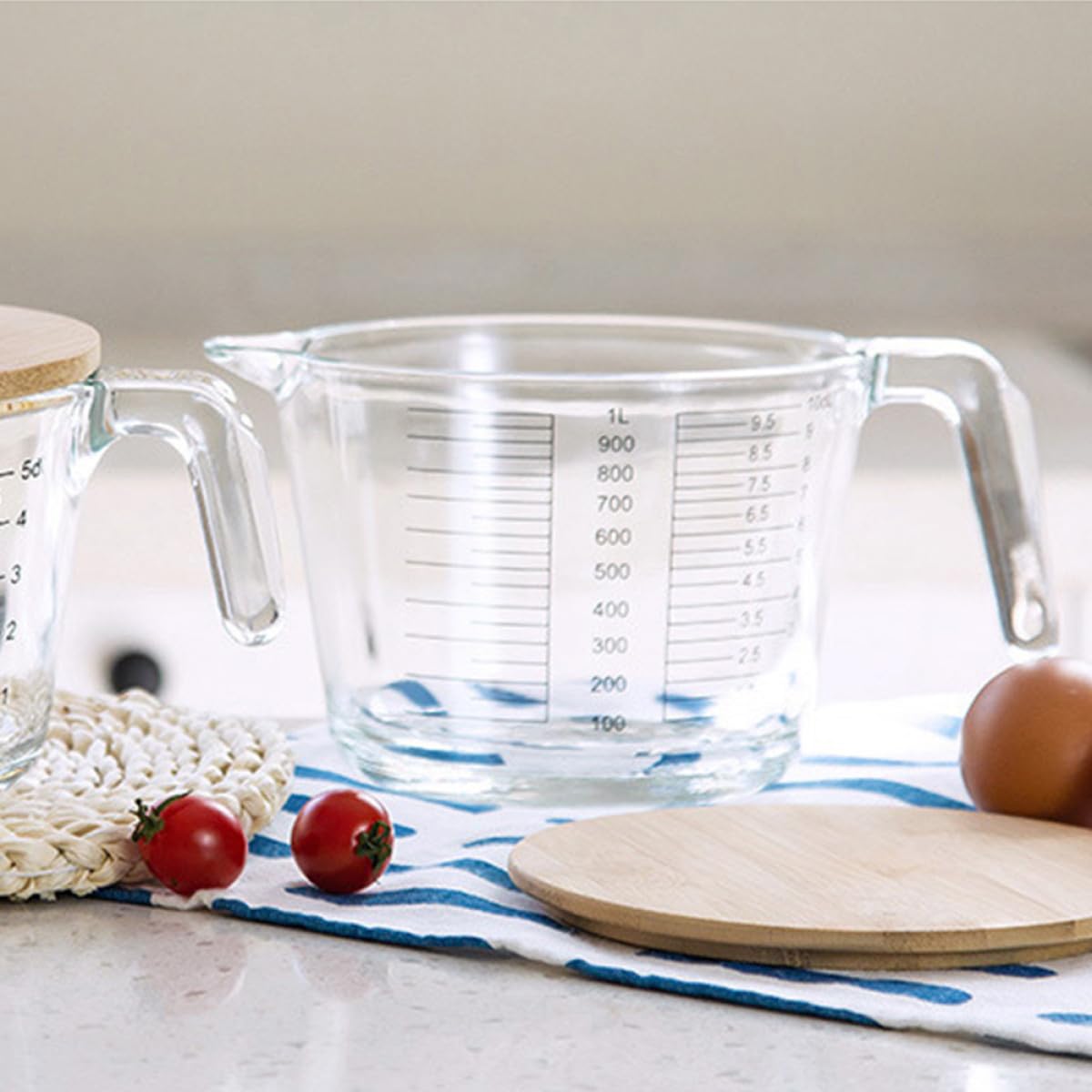FRCOLOR 1pieza Jarra Medidora de Vidrio Resistente al Calor con Tapa de Madera y Asa Vaso Medidor Práctico para Cocina y Repostería Apto Microondas y Fácil de Limpiar